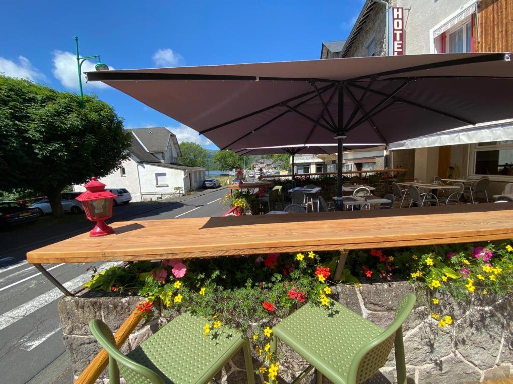 Hotel Restaurant Le Grillon Chambon-sur-Lac Luaran gambar