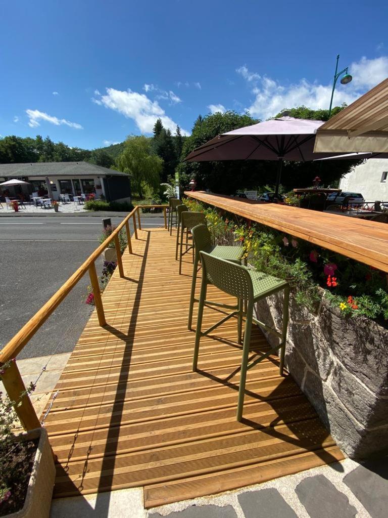 Hotel Restaurant Le Grillon Chambon-sur-Lac Luaran gambar
