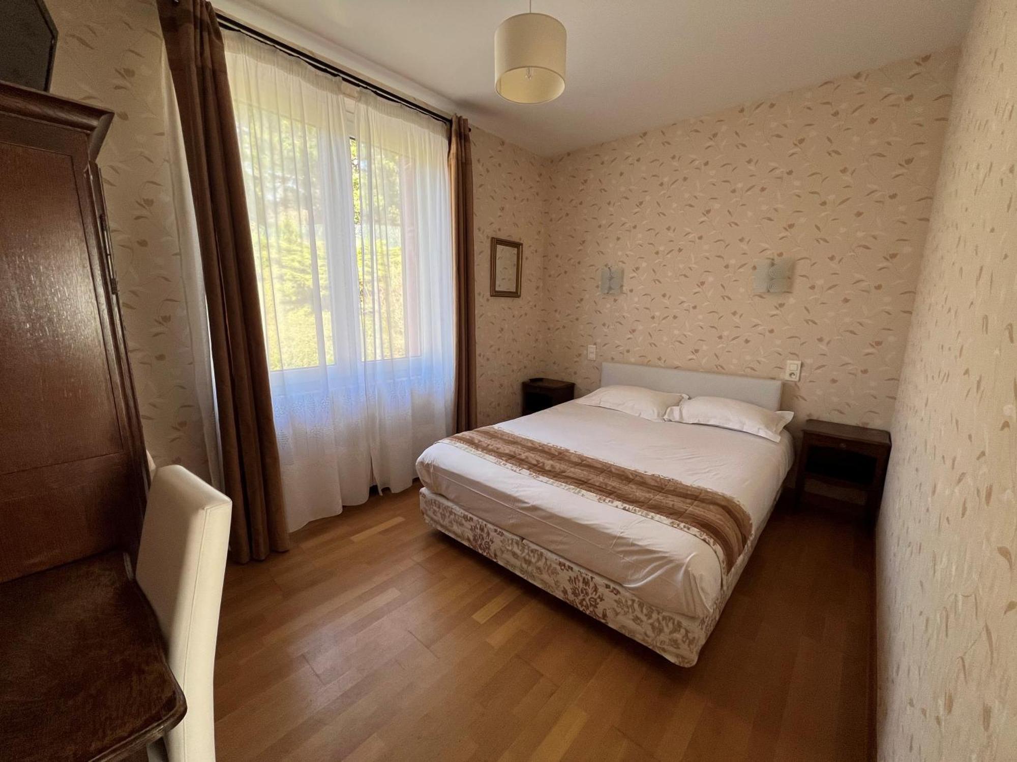 Hotel Restaurant Le Grillon Chambon-sur-Lac Luaran gambar