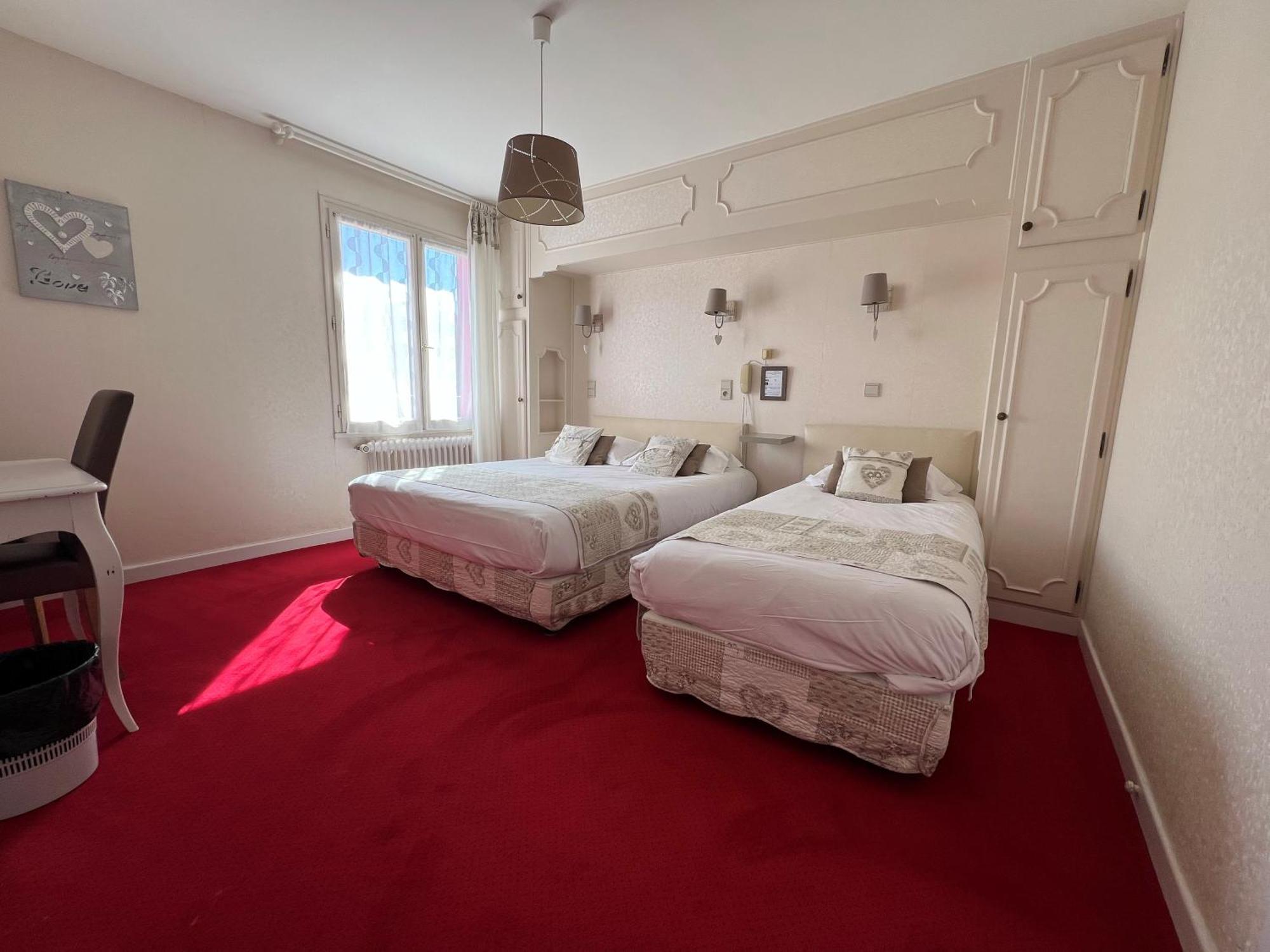 Hotel Restaurant Le Grillon Chambon-sur-Lac Luaran gambar