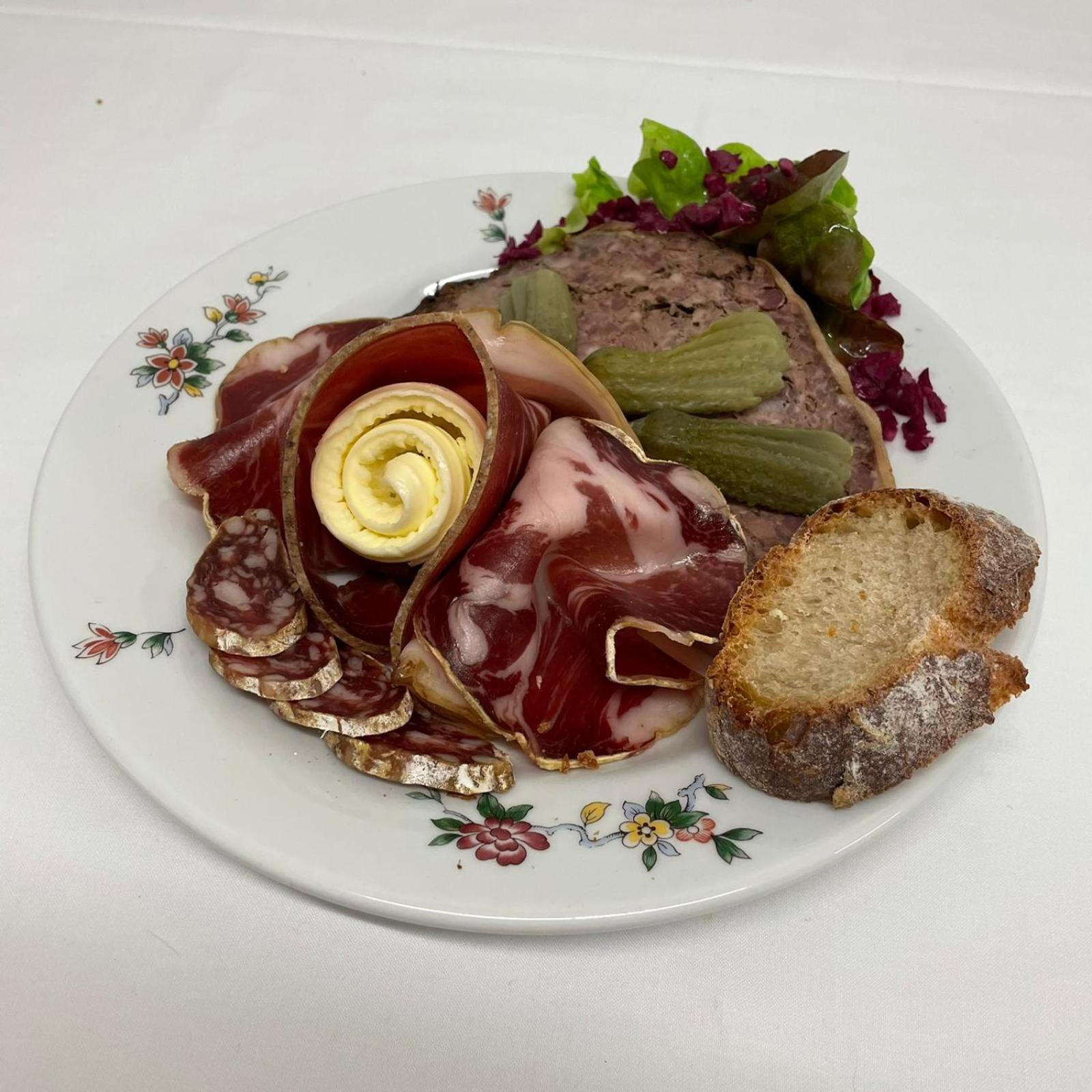 Hotel Restaurant Le Grillon Chambon-sur-Lac Luaran gambar