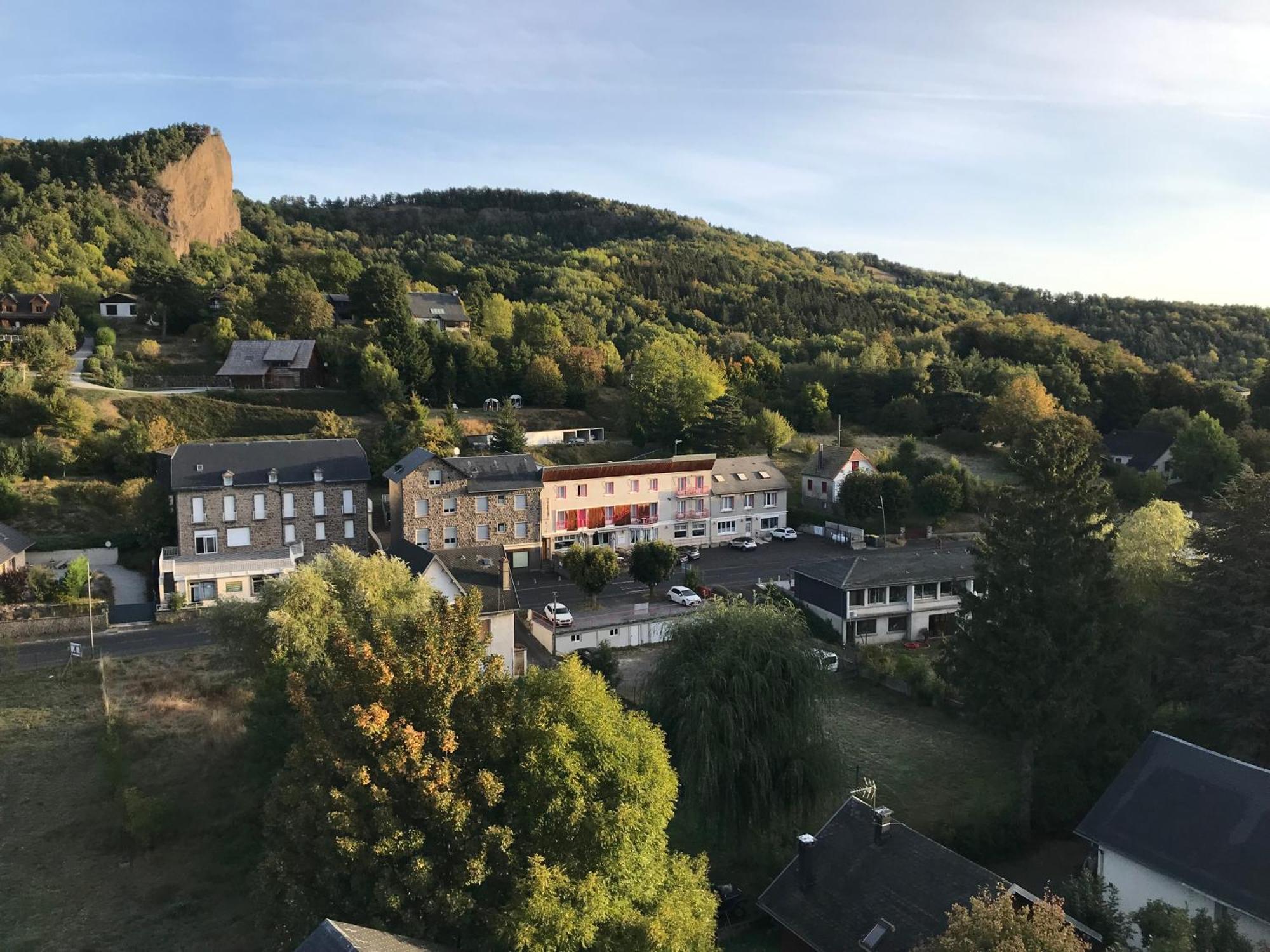 Hotel Restaurant Le Grillon Chambon-sur-Lac Luaran gambar