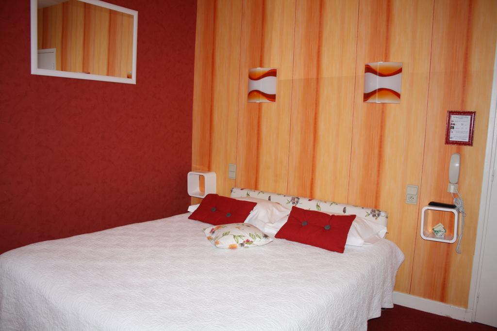 Hotel Restaurant Le Grillon Chambon-sur-Lac Luaran gambar