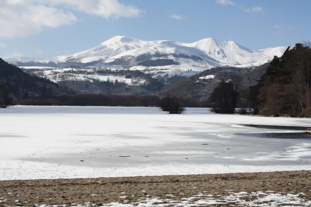 Hotel Restaurant Le Grillon Chambon-sur-Lac Luaran gambar